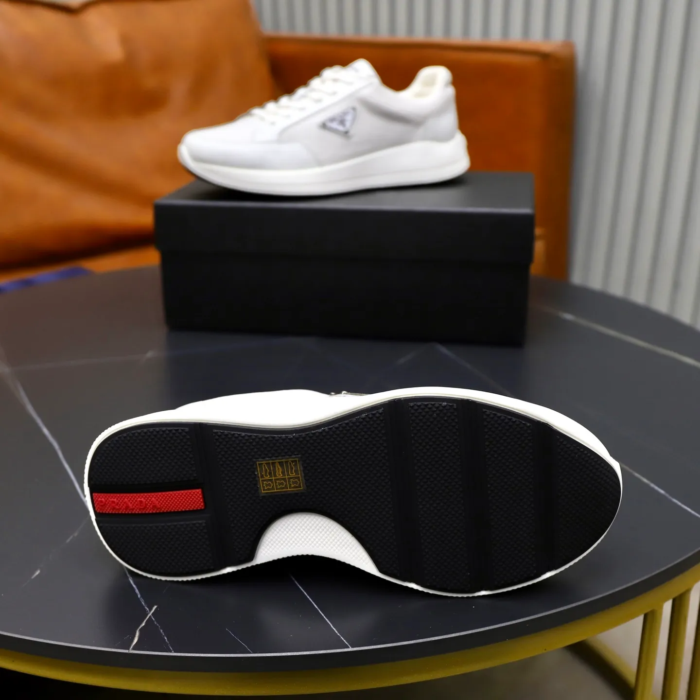 Factory price: 740💰Top original order Brand: PRADA (Prada) Standard code: Men's size 38/44 (45 can be customized) Grade: Same as the official website Material: Original cowhide stitching imported cowhide lining Original combination two-color wear-resistant soft outsole Style category: Leisure and sports version Young fashion European and American trend British style Color: Real picture color